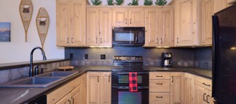 Home w/fireplace, great views & community hot tub/pool/sauna - Big Game Getaway