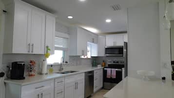 Kylskåp, mikrovågsugn, ugn och spishäll