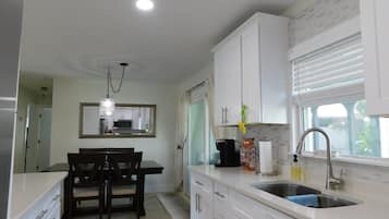 Kylskåp, mikrovågsugn, ugn och spishäll