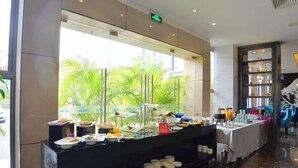 Un espace buffet proposant divers plats et une vitrine réfrigérée.