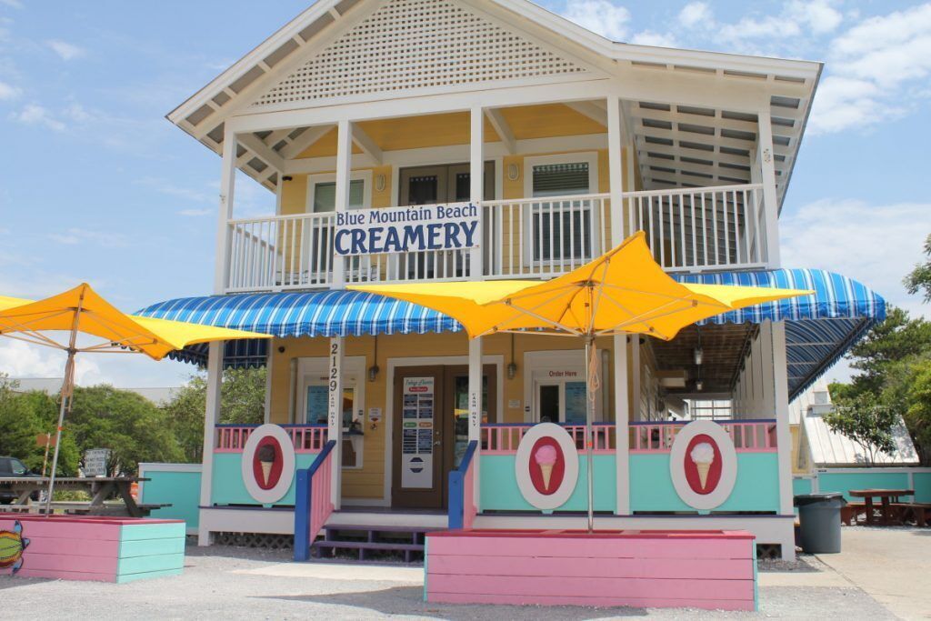 Una gelateria con un cartello che riporta la scritta "Blue Mountain Beach Creamery".