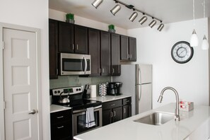 Een koelkast, een magnetron, een oven, een kookplaat