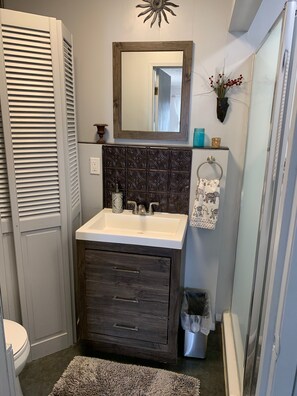 Regadera, secadora de cabello, toallas, jabón 