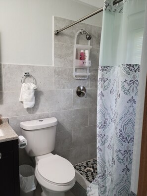 Een douche, een haardroger, handdoeken