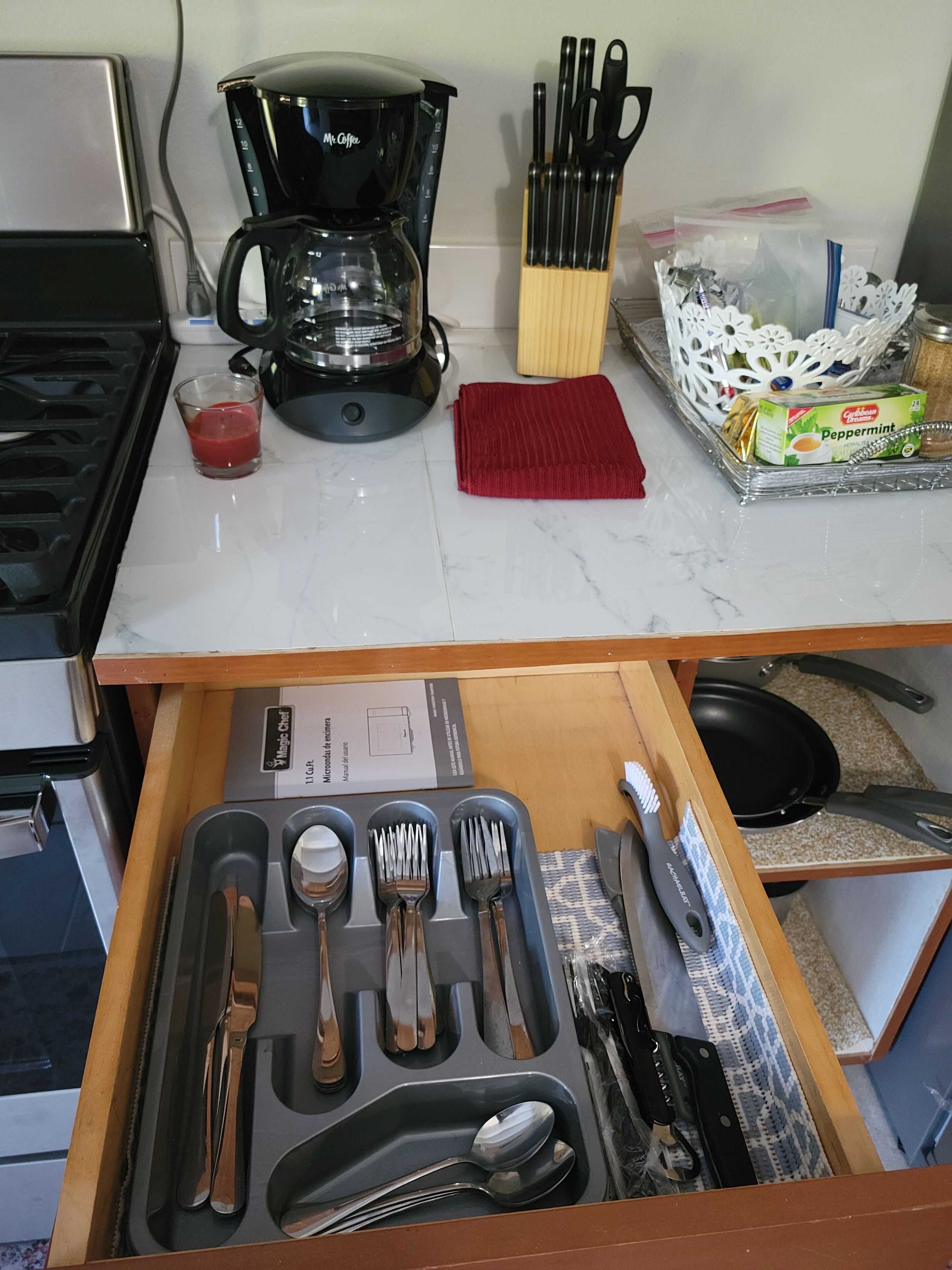 冷蔵庫、電子レンジ、オーブン、コンロ