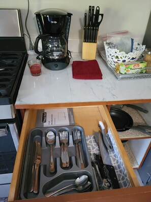 Fridge, microwave, oven, stovetop - Jane's Hideaway (Frederiksted)