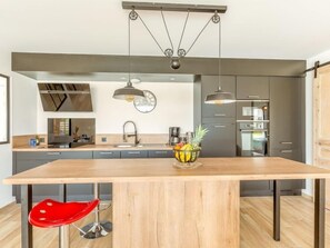 ثلاجة، فرن، غسالة أطباق، محمصة خبز