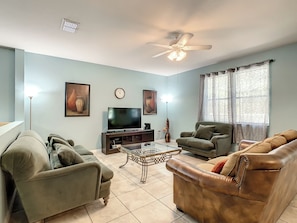 Living room - High cost performance! 8BR/5BA pool home,Near Disney,SeaWorld,Convention Center (Kissimmee)