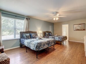 8 bedrooms, iron/ironing board, free WiFi, bed sheets - High cost performance! 8BR/5BA pool home,Near Disney,SeaWorld,Convention Center (Kissimmee)