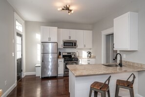 Fridge, microwave, oven, stovetop - Oakley Ranch Style Oasis (Cincinnati)