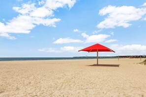 靠近海滩、沙滩椅、沙滩毛巾