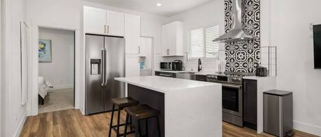 Refrigerador, microondas, horno y parrilla de estufa