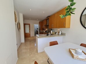 Dining - Fantastic 3-Bed House in Marbella perfect location (Marbella)