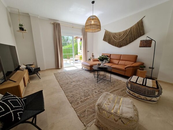 TV - Fantastic 3-Bed House in Marbella perfect location (Marbella)