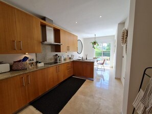 Fridge, microwave, oven, stovetop - Fantastic 3-Bed House in Marbella perfect location (Marbella)