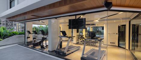 Et moderne fitnesscenter med løbebånd og træningsudstyr.