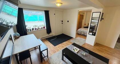 Cozy full flat vacation home - close to everything!