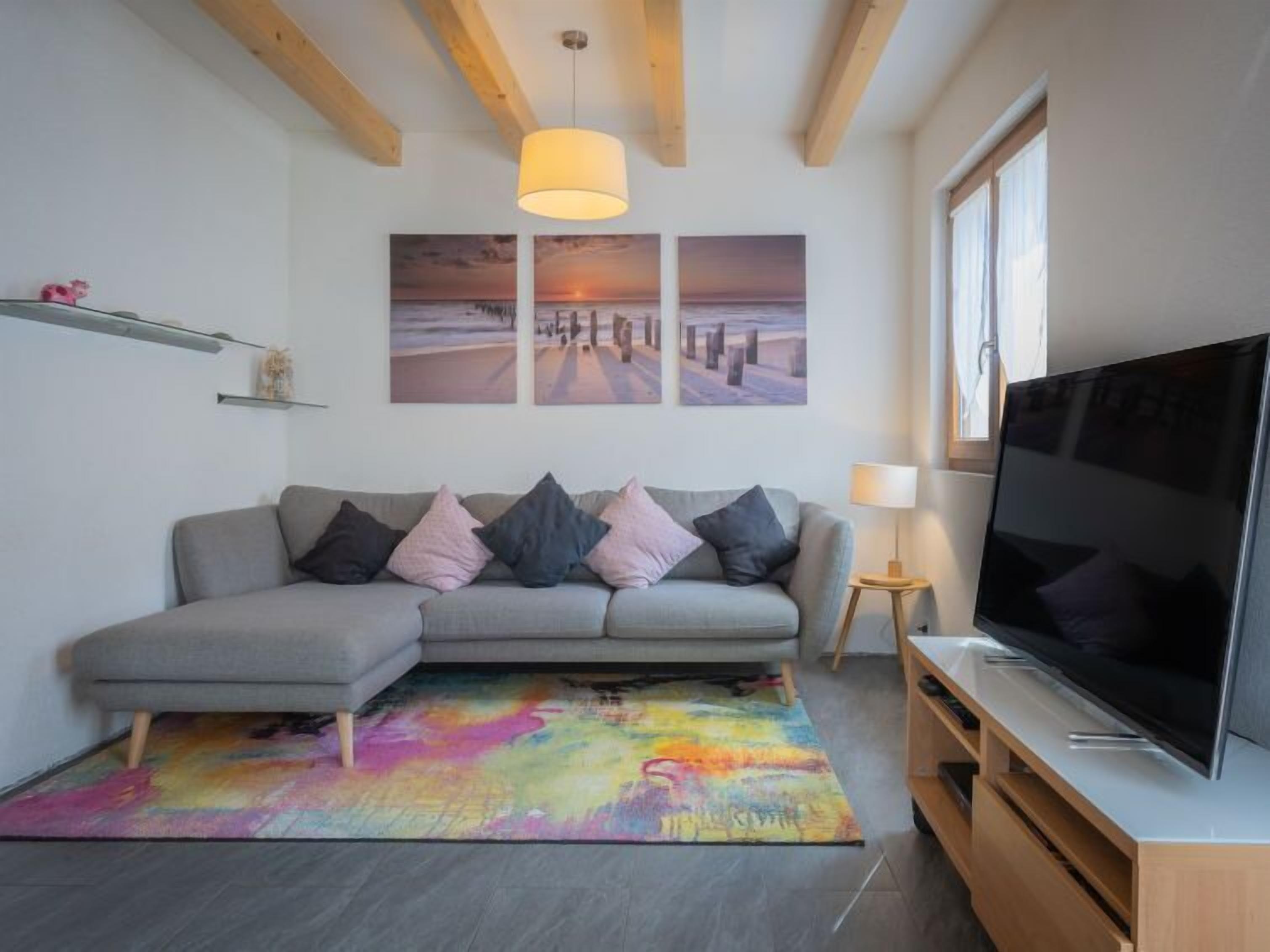 Fernseher, Kamin, DVD-Player