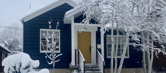 Designer Bungalow, 30min to skiing, 1.5 M from U