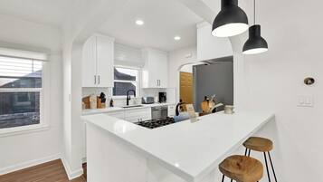 冰箱、微波炉、烤箱、炉灶