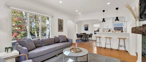 Een smart-tv en boeken