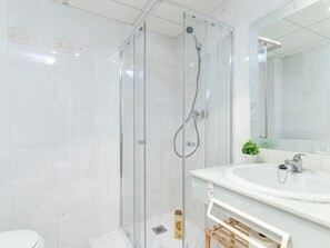 Shower, hair dryer, towels - MONKO LAS PALMERAS TORREMOLINOS (Torremolinos)