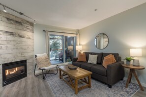 Smart-tv, eldstad och böcker