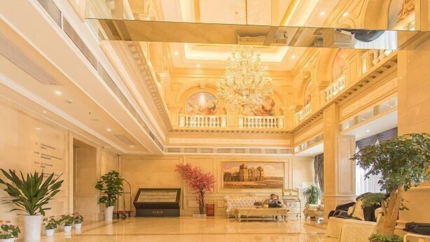 A grand lobby with a high ceiling, a chandelier, and a piano. - Vienna International Hotel (Hubei Yichang East Railway Station Wuyi Square) (Yichang)