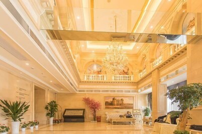 Vienna International Hotel (Hubei Yichang East Railway Station Wuyi Square)