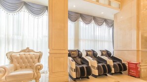 A luxurious room with a classic chair and massage chairs, large windows with curtains, and a tiled floor. - Vienna International Hotel (Hubei Yichang East Railway Station Wuyi Square) (Yichang)
