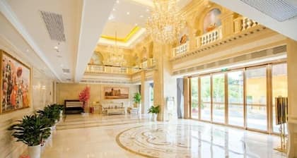 Vienna International Hotel (Hubei Yichang East Railway Station Wuyi Square)