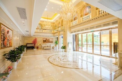 Vienna International Hotel (Hubei Yichang East Railway Station Wuyi Square)