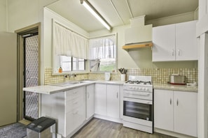 Frigorífico, microondas, horno y placa de cocina
