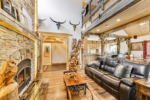 Smart TV, fireplace, video games, foosball - ●Waterfront ●Hot-tub ●4-season ●Fishing ●Kayak ●Canoe ●Hiking ●Cross country ski (Thomasburg)