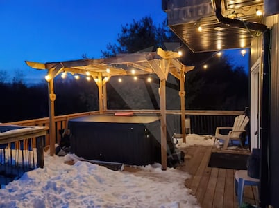 ●Waterfront ●Hot-tub ●4-season ●Fishing ●Kayak ●Canoe ●Hiking ●Cross country ski