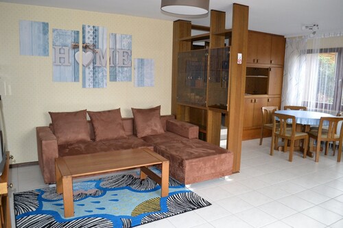 Geräumige Ferienwohnung mit eigenem Hauseingang in ruhiger Lage.