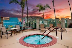 Outdoor pool - NEW ⚡️ Casa de Luna (Oceanside)