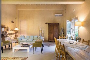TV - Converted farmhouse, nestled in nature, with pool (Caltagirone)
