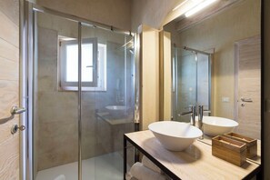 Douche, sèche-cheveux, bidet, serviettes fournies