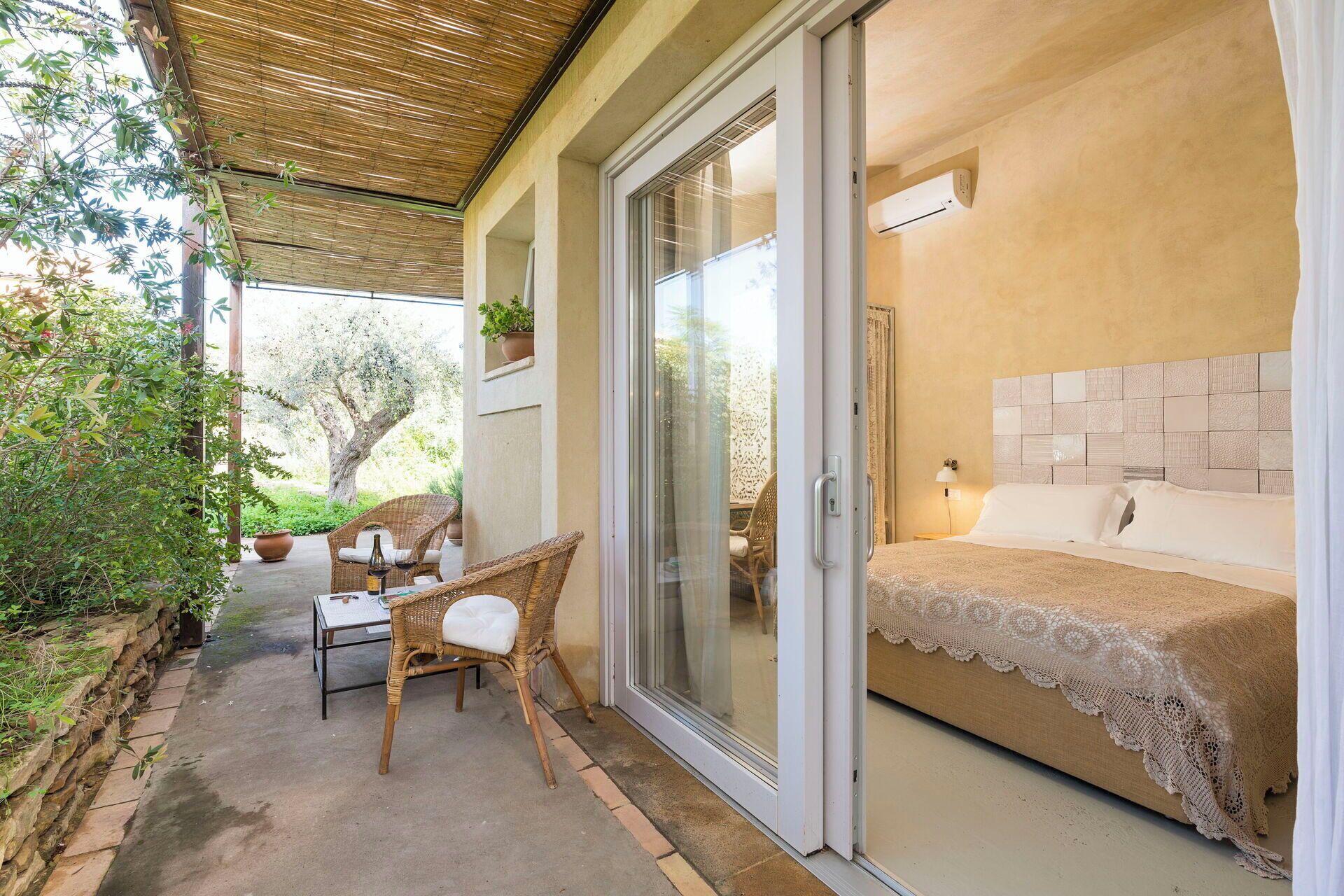 Ein Schlafzimmer mit einer großen Schiebeglasdoor zum Patio.