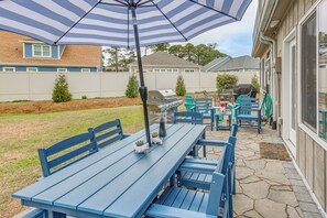 Outdoor dining - Patio & Balcony! NMB Townhome < 2 Mi to Shore (North Myrtle Beach)
