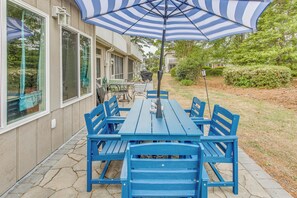Outdoor dining - Patio & Balcony! NMB Townhome < 2 Mi to Shore (North Myrtle Beach)