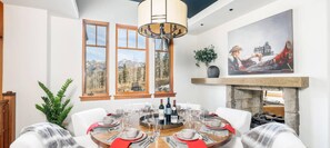 Ferienhaus, 4 Schlafzimmer | Essbereich im Zimmer
