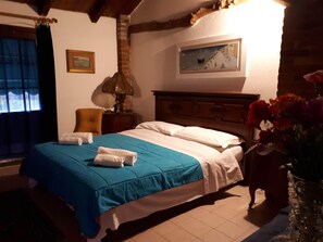 3 عدّة غرف نوم وخدمة الإنترنت وملاءات أسرّة