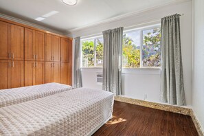 3 habitaciones, escritorio, tabla de planchar con plancha y wifi gratis