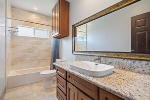 Tina, secadora de cabello, toallas, jabón 