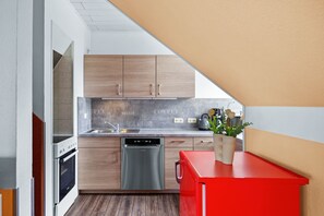 Jääkaappi, mikroaaltouuni, uuni, astianpesukone