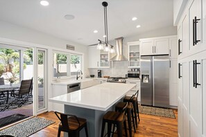 Fridge, microwave, oven, stovetop - Surf City Rambler convenient to Everything. (Huntington Beach)