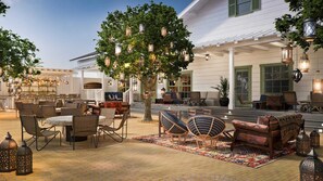 Outdoor dining - Surf City Rambler convenient to Everything. (Huntington Beach)