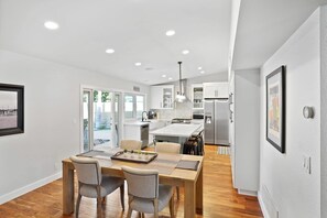 Dining - Surf City Rambler convenient to Everything. (Huntington Beach)